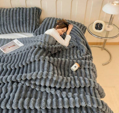 Ultra-Soft Faux Fur Ribbed Fleece Throw Blanket in Double/King Size for Cozy Home Comfort