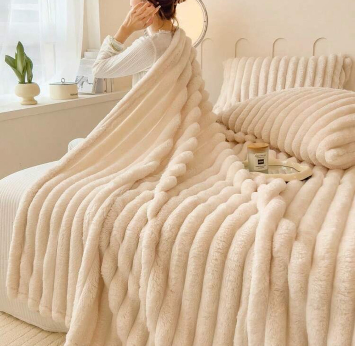 Ultra-Soft Faux Fur Ribbed Fleece Throw Blanket in Double/King Size for Cozy Home Comfort